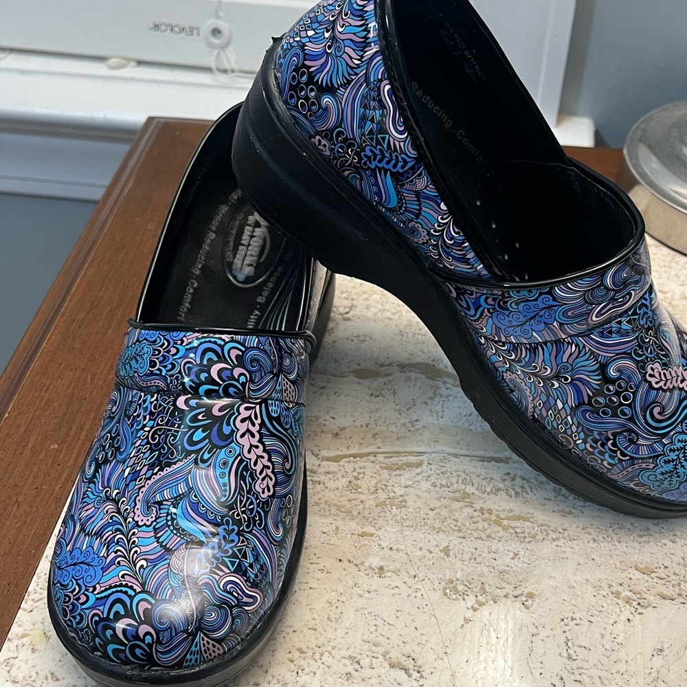 EASY WORKS by Easy Street   Blue and Purple Paisley Clogs